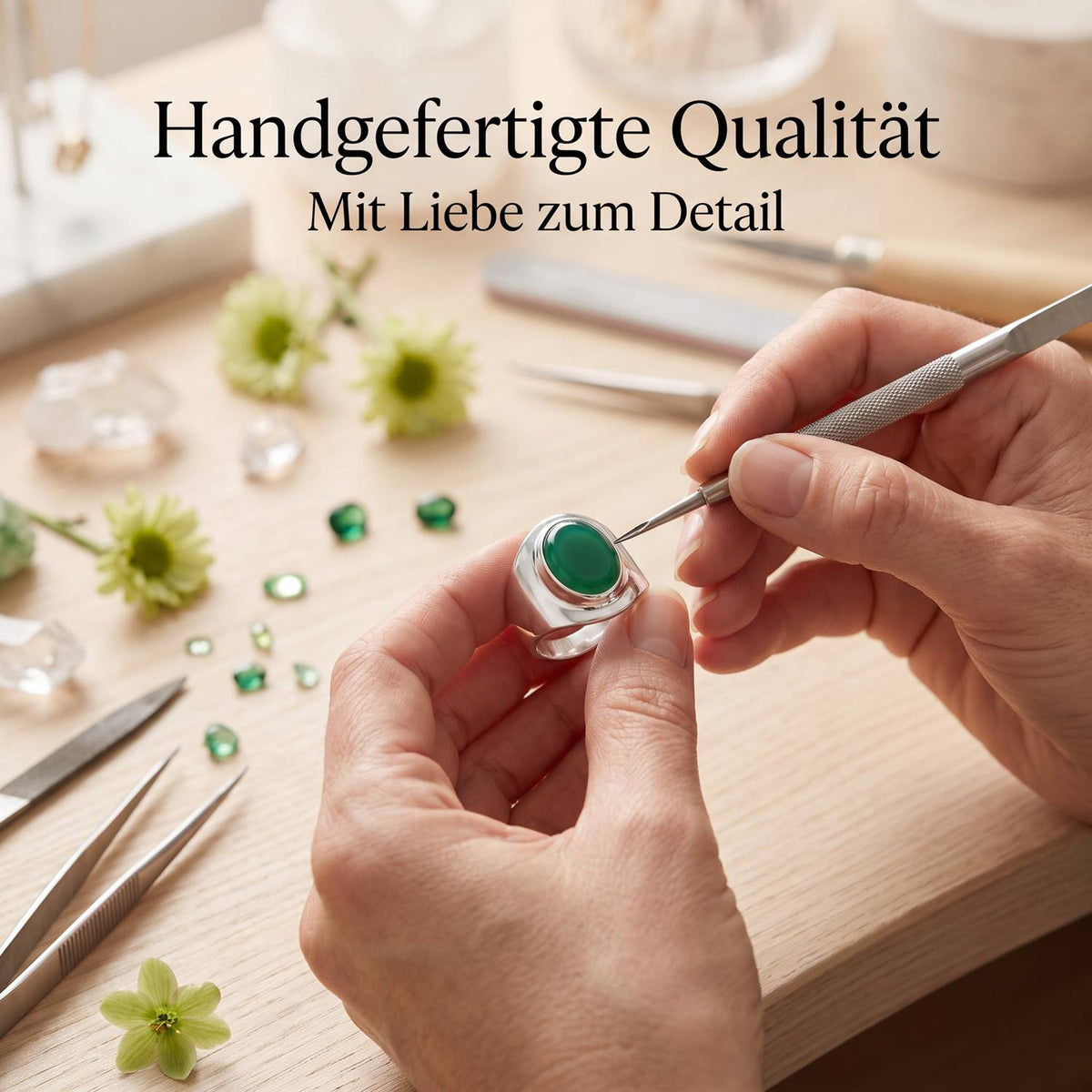 Handgefertigter Silberring mit grüner Onyx bei der Schmuckherstellung