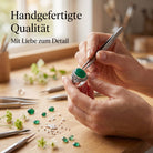 [KI] Handgefertigter Silberring mit grüner Onyx bei der Schmuckherstellung