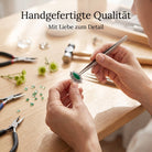 [KI] Handgefertigter Silberring mit grüner Onyx bei der Schmuckherstellung