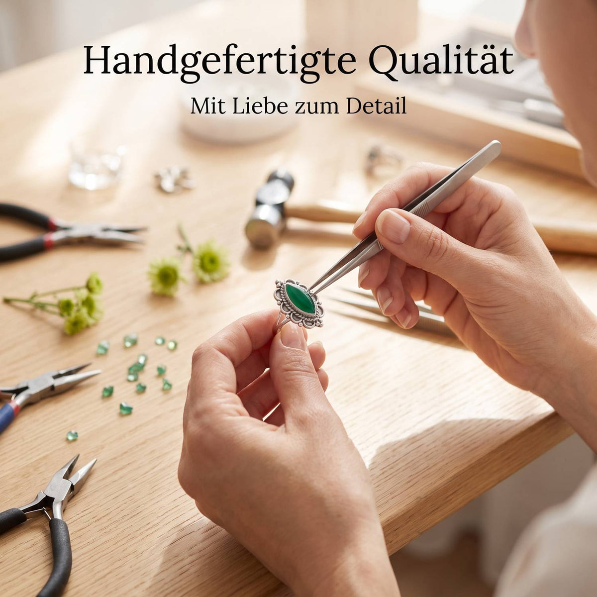 Handgefertigter Silberring mit grüner Onyx bei der Schmuckherstellung