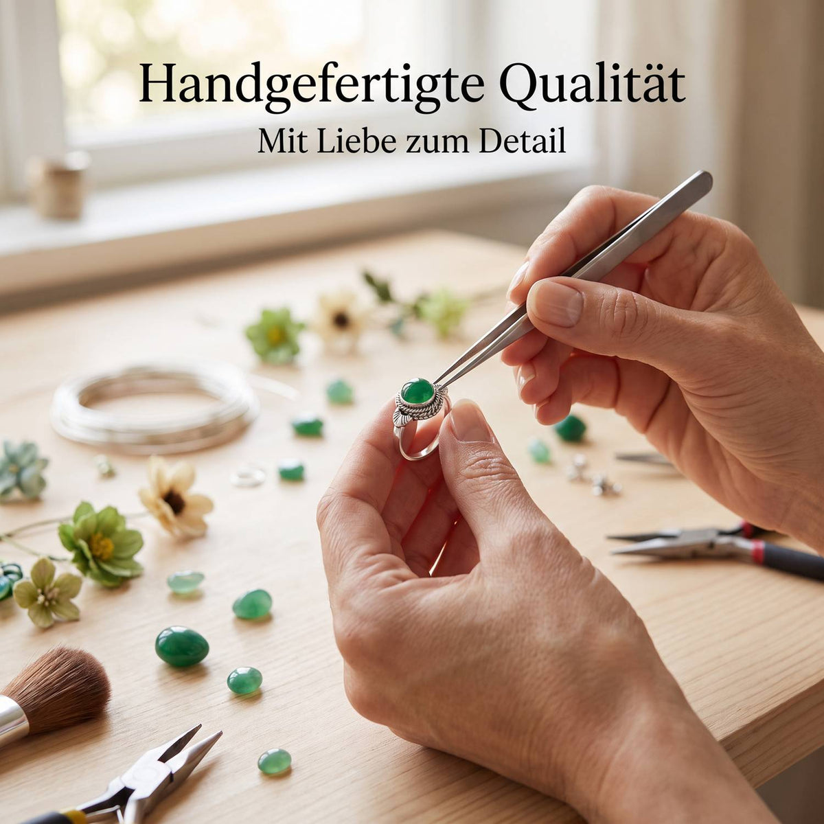 Handgefertigter Silberring mit grüner Onyx bei der Schmuckherstellung