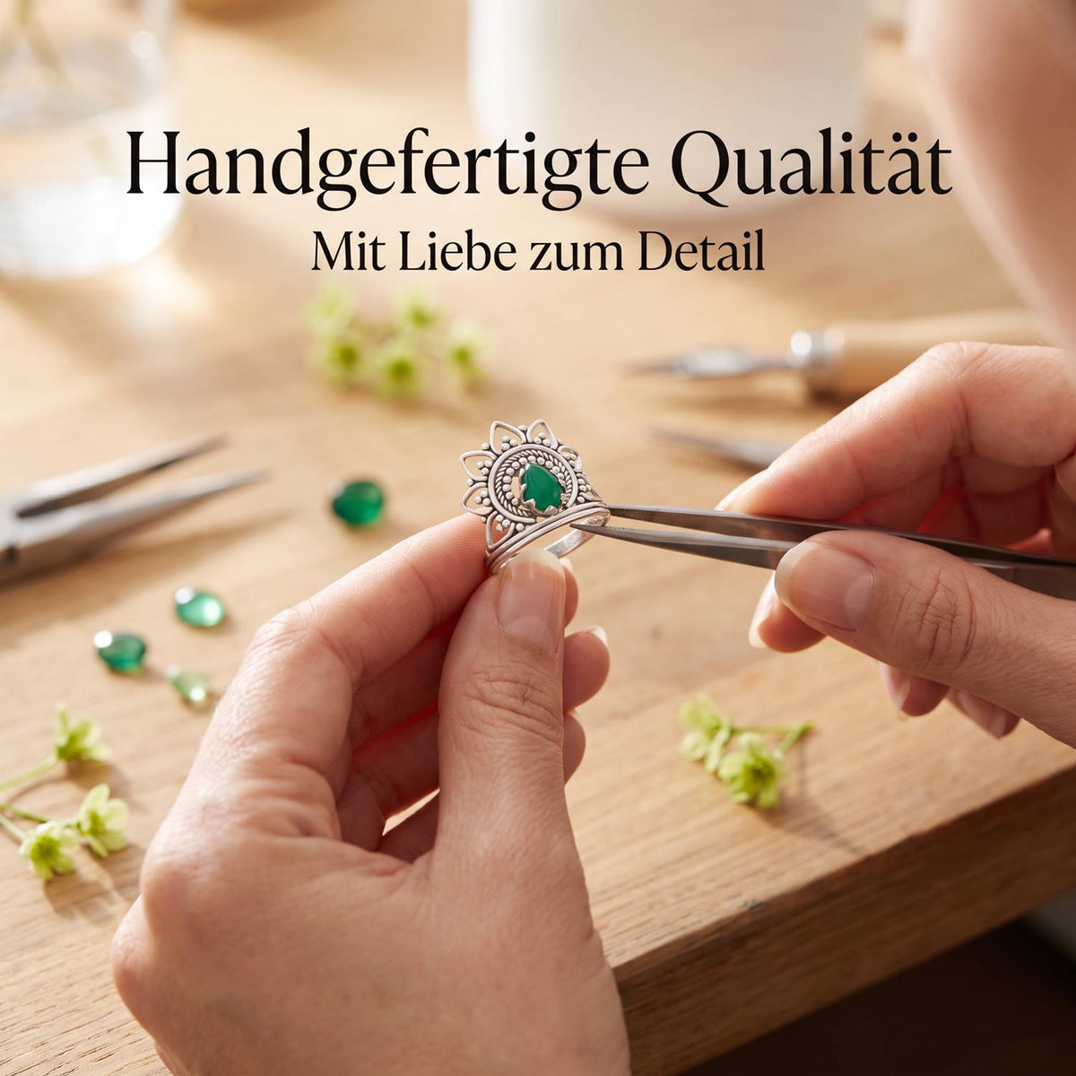 Handgefertigter Silberring mit grüner Onyx bei der Schmuckherstellung