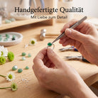 [KI] Handgefertigter Silberring mit grüner Onyx bei der Schmuckherstellung