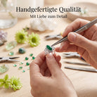 [KI] Handgefertigter Silberring mit grüner Onyx bei der Schmuckherstellung