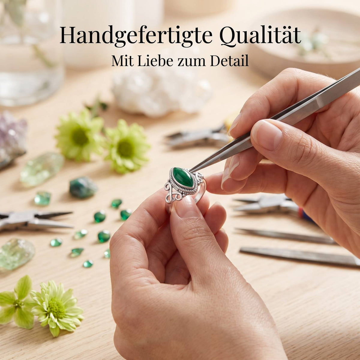 Handgefertigter Silberring mit grüner Onyx bei der Schmuckherstellung