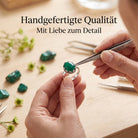 [KI] Handgefertigter Silberring mit grüner Onyx bei der Schmuckherstellung
