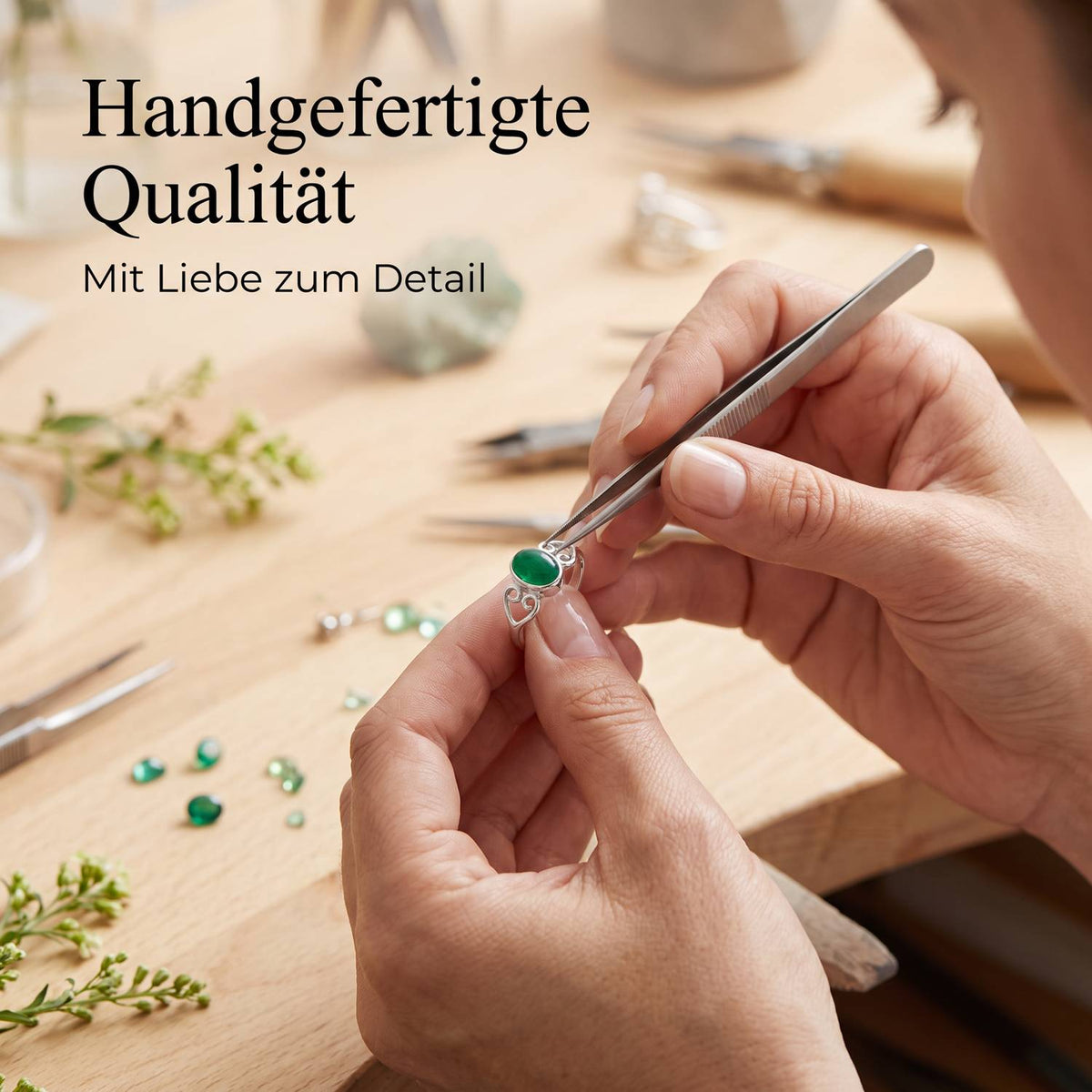 Handgefertigter Silberring mit grüner Onyx bei der Schmuckherstellung