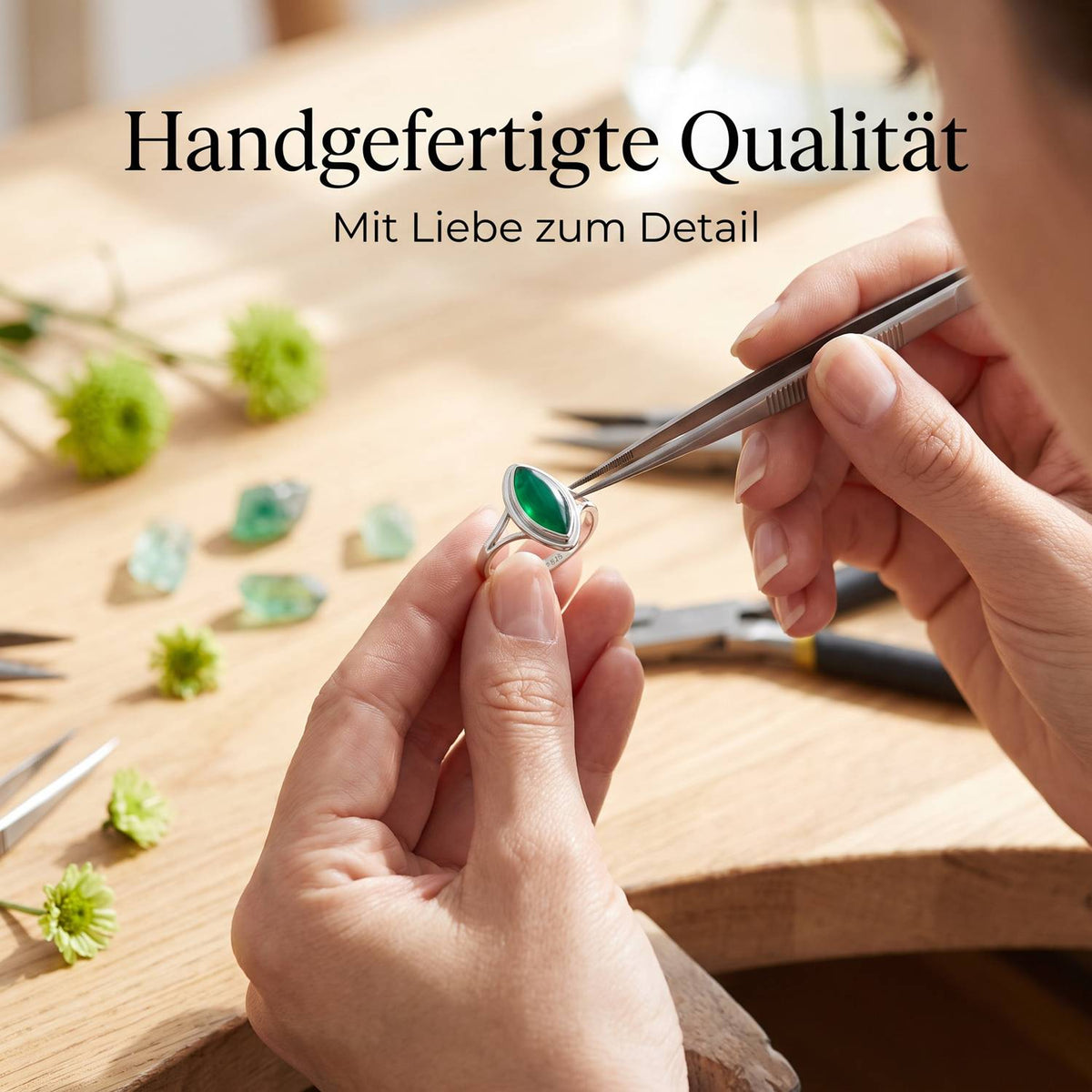 Handgefertigter Silberring mit grüner Onyx bei der Schmuckherstellung