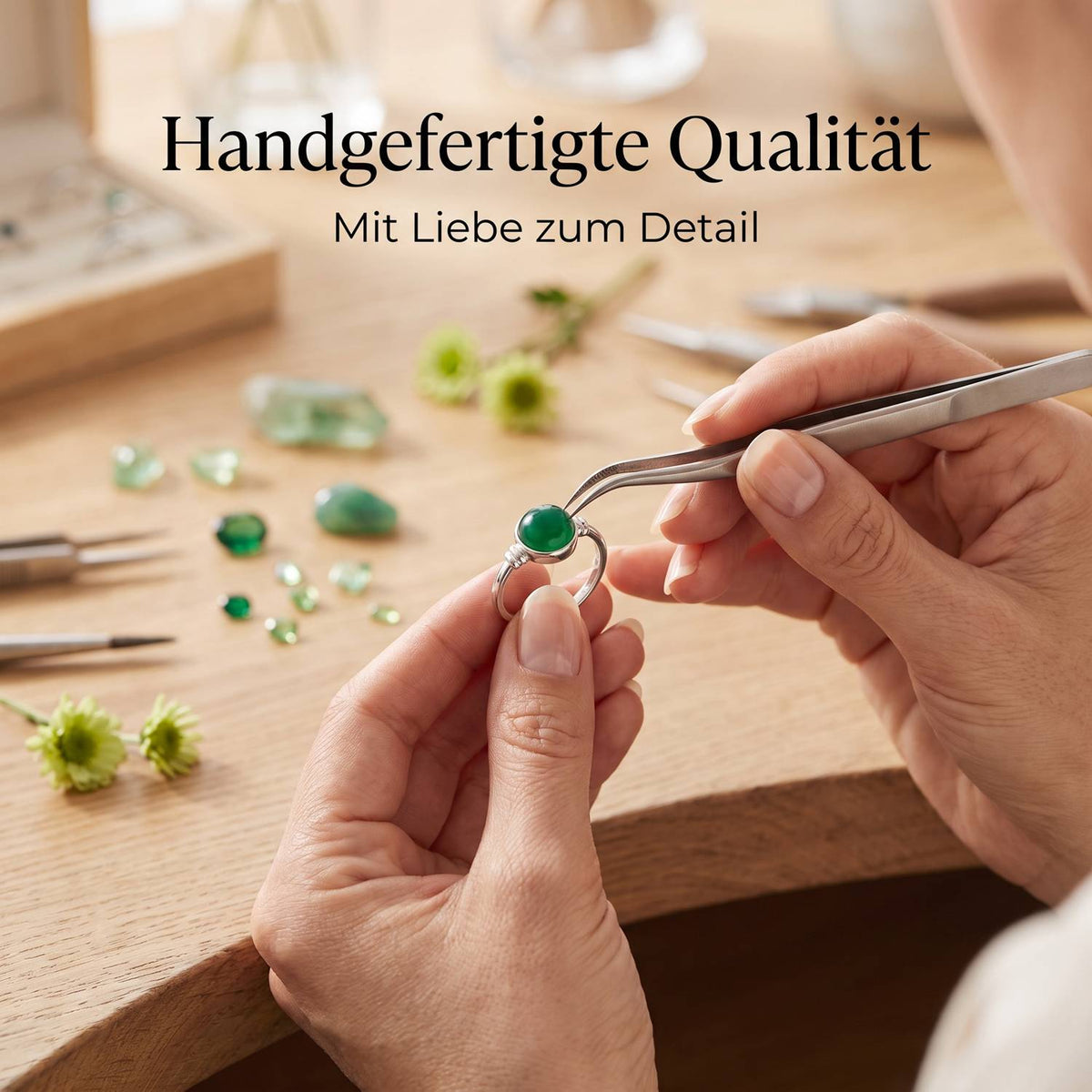 Handgefertigter Silberring mit grüner Onyx bei der Schmuckherstellung