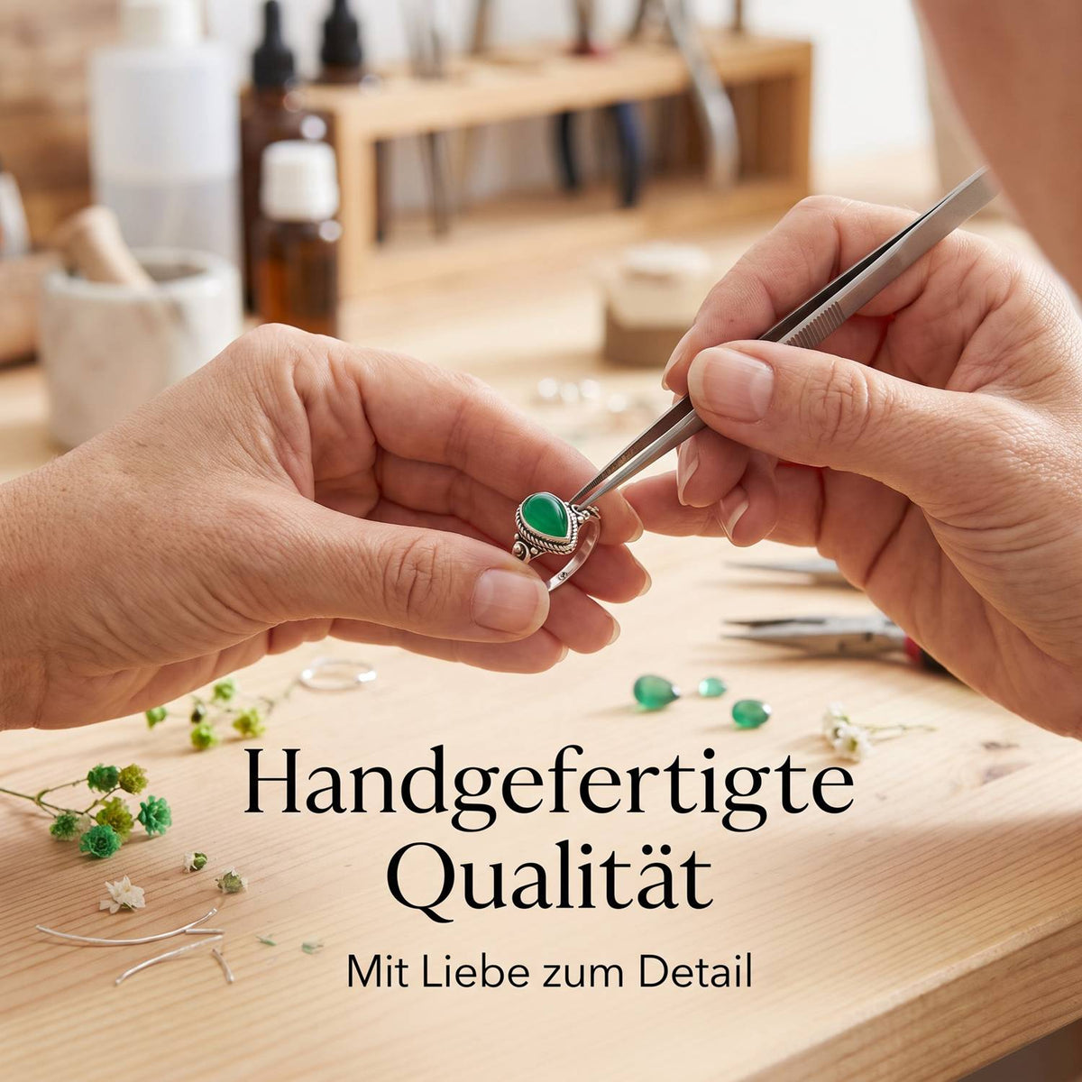 Handgefertigter Silberring mit grüner Onyx bei der Schmuckherstellung