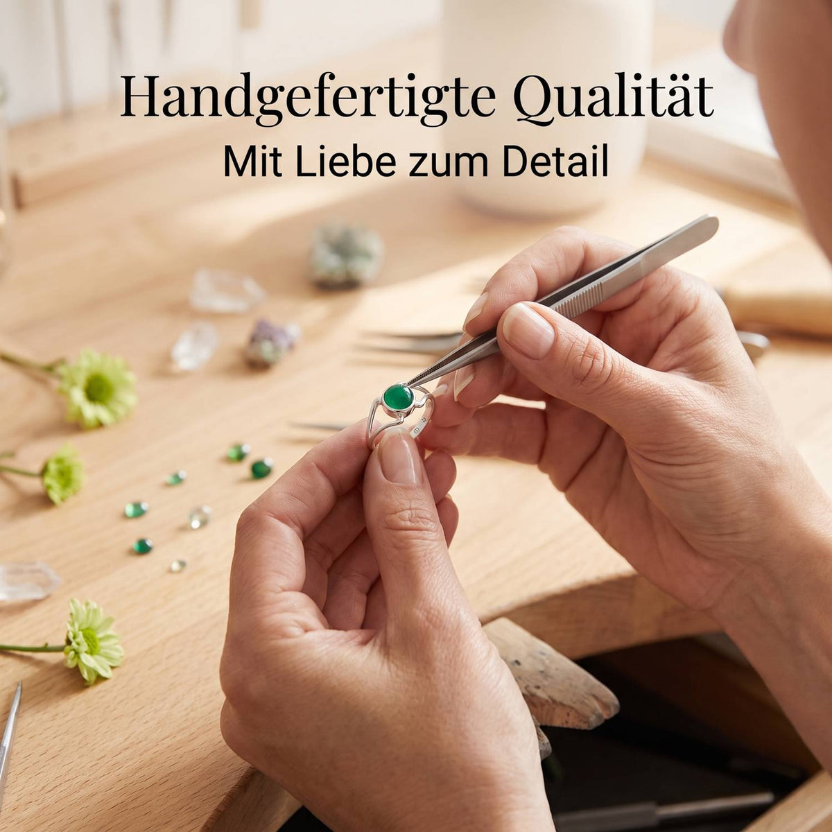 Handgefertigter Silberring mit grüner Onyx bei der Schmuckherstellung