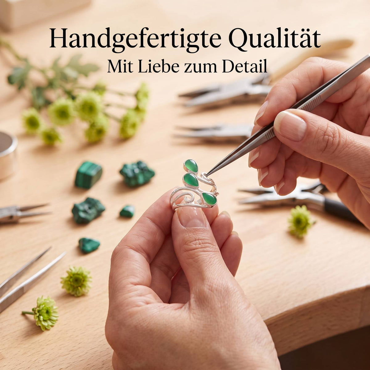 Handgefertigter Silberring mit grüner Onyx bei der Schmuckherstellung