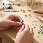 [KI] Handgefertigter Silberring mit grüner Onyx bei der Schmuckherstellung