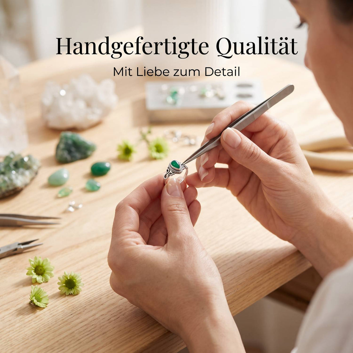 Handgefertigter Silberring mit grüner Onyx bei der Schmuckherstellung
