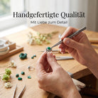 [KI] Handgefertigter Silberring mit grüner Onyx bei der Schmuckherstellung