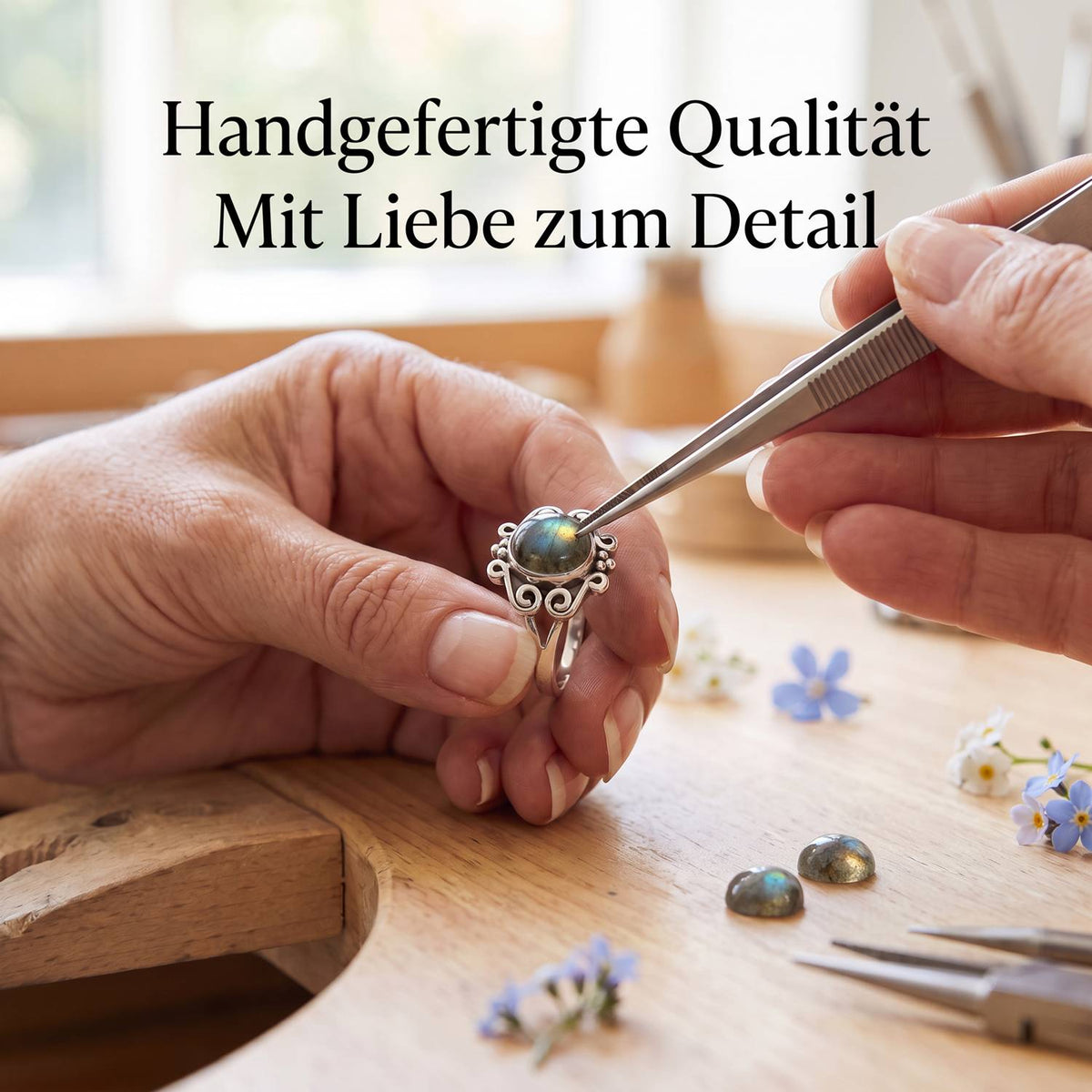 Handgefertigter Silberring mit Labradorit bei der Schmuckherstellung